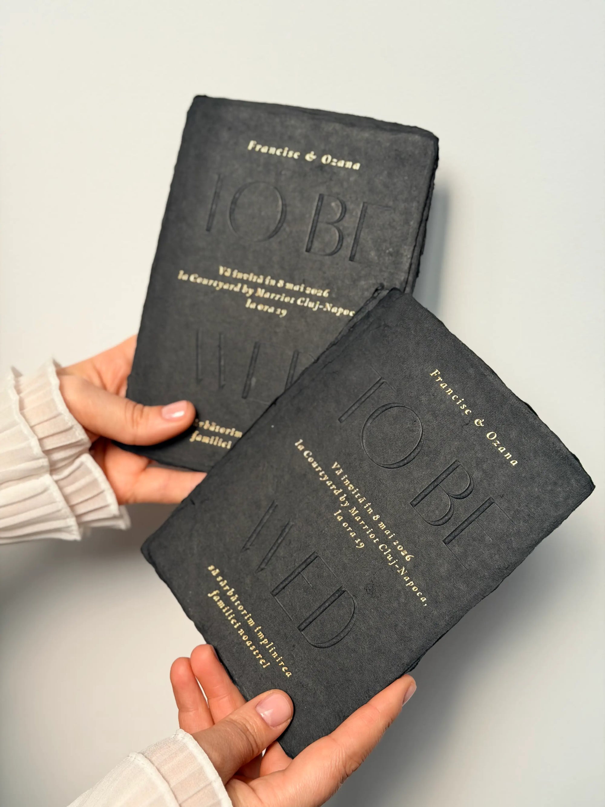 invitatii nunta de lux handmade hartie texturata neagra design sofisticat modern unicat