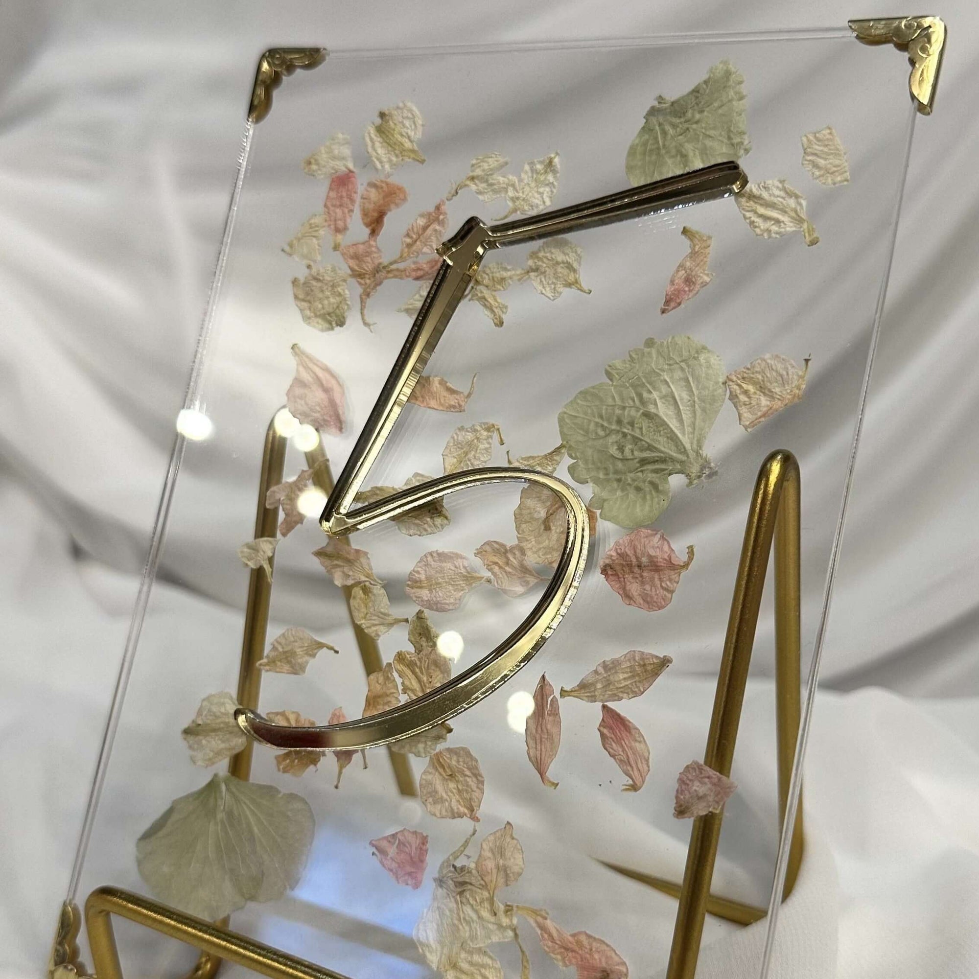 Număr de masă plexiglas transparent cu flori uscate pastel și număr auriu în relief, decor elegant pentru nuntă premium Diandra Events
