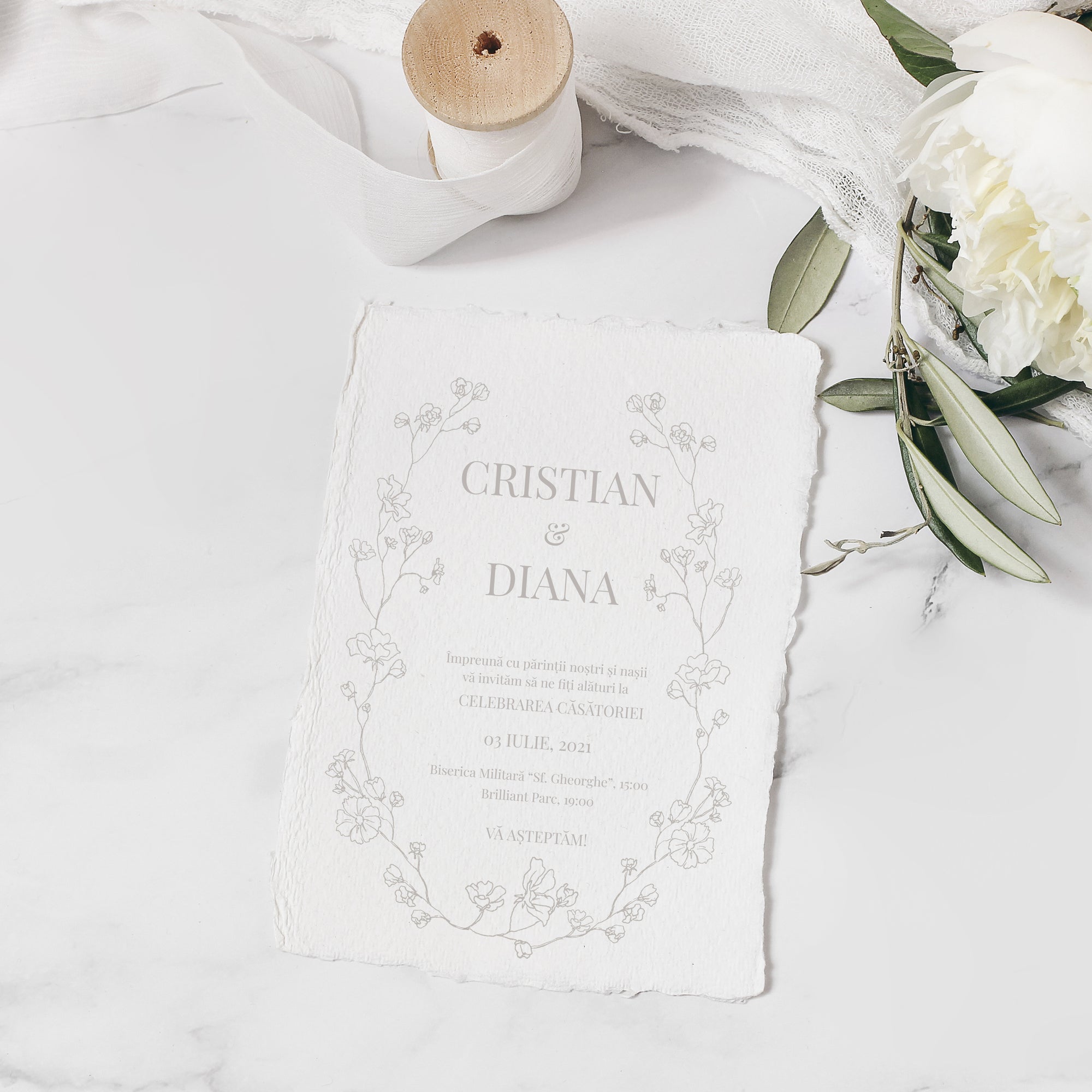 Invitație handmade nuntă din hârtie manuală, cu flori delicate, personalizată creativ de Diandra Events