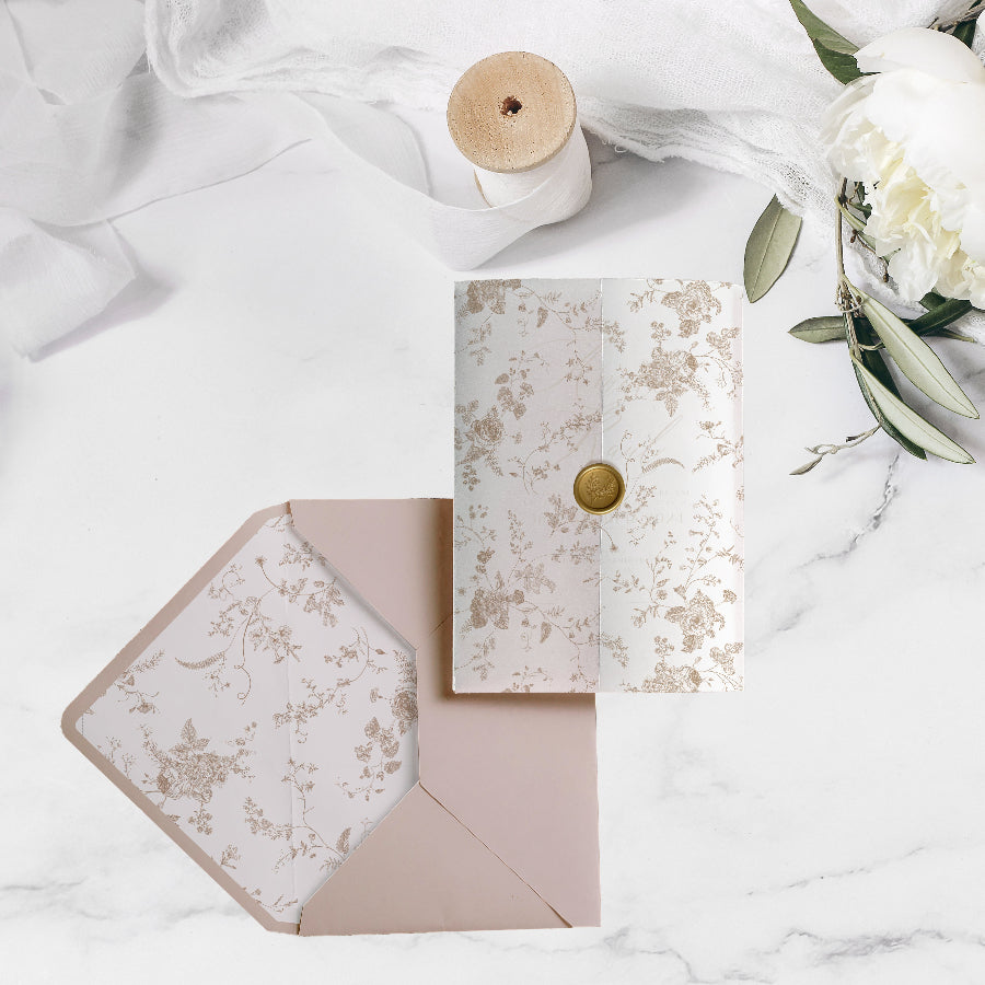 Liner plic elegant cu design floral delicat, accesoriu premium pentru invitații nuntă – Diandra Events