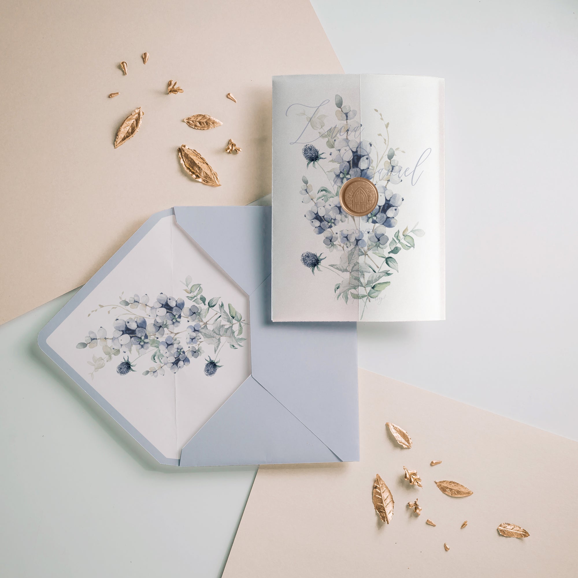 Liner plic cu flori albastre, design floral elegant pentru invitații nuntă – Diandra Events