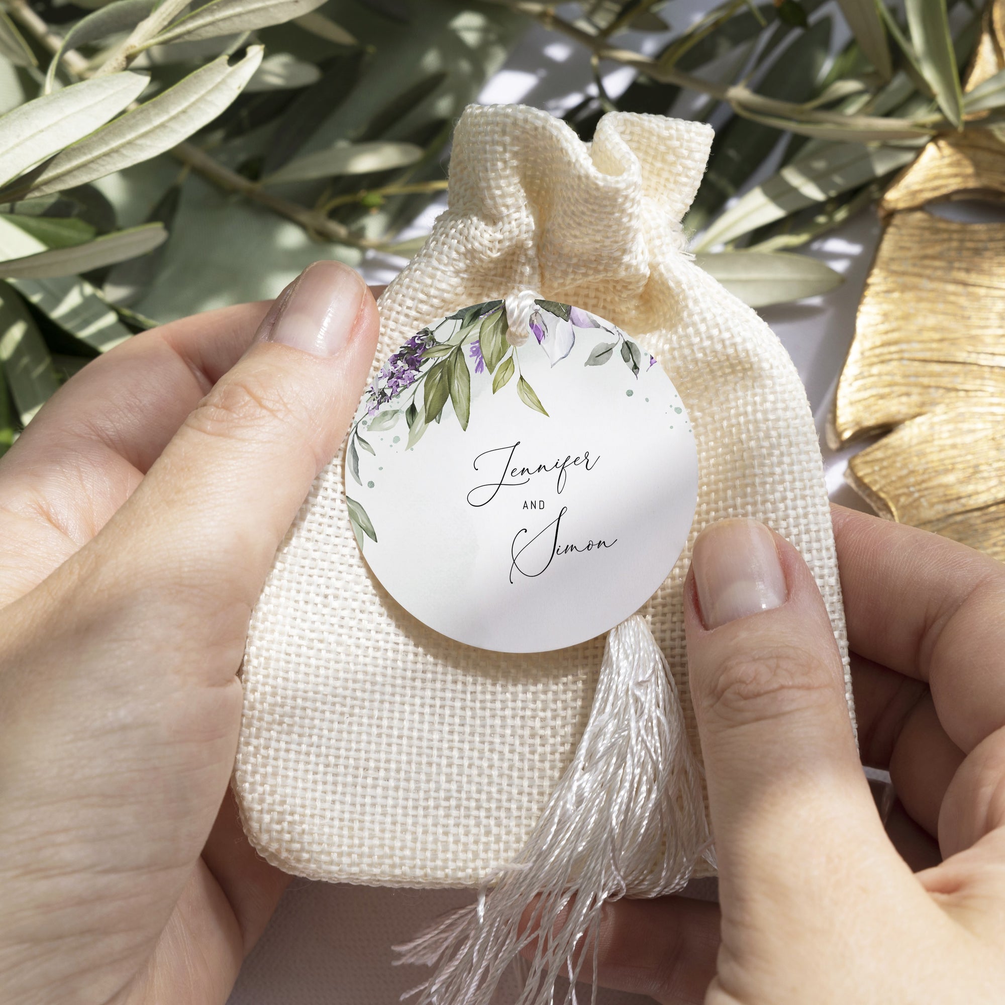 Etichetă rotundă carton premium personalizată cu design floral romantic.