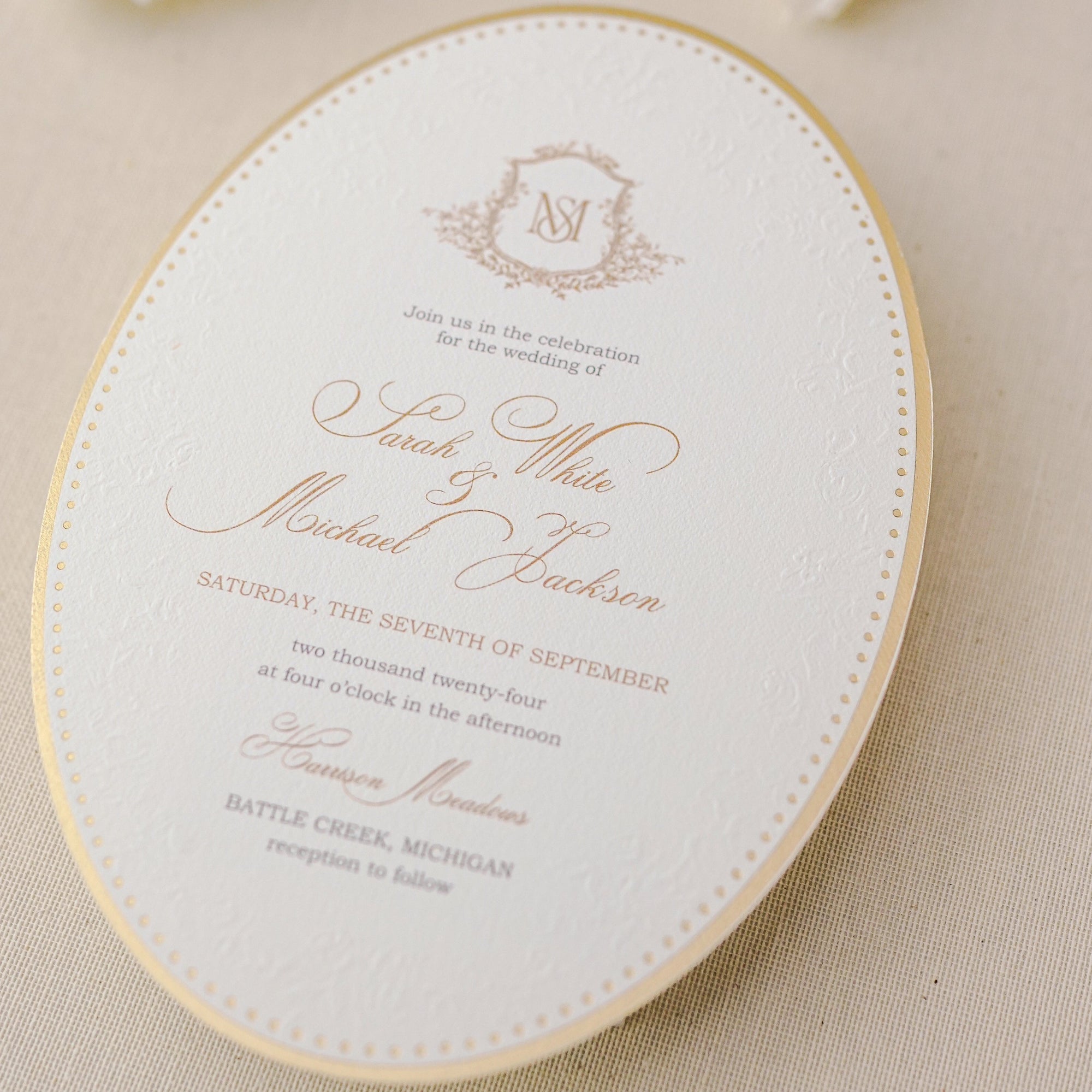 Invitație nuntă ovală aurie în relief, personalizată și unică, realizată pe hârtie premium – Diandra Events