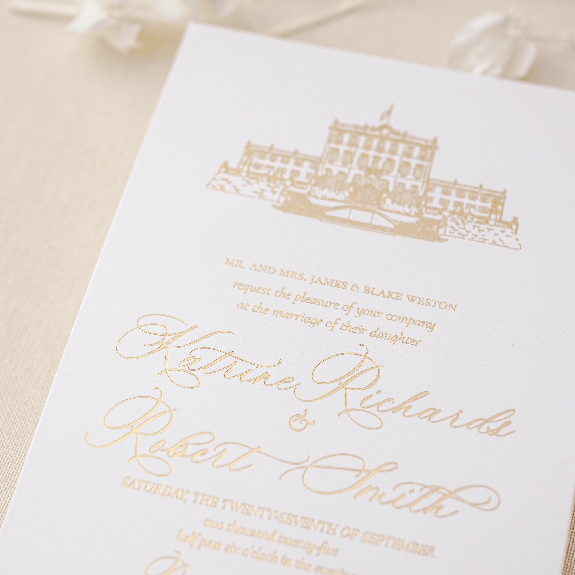 Invitație de nuntă elegantă cu auriu embosat, design clasic cu ilustrație castel și caligrafie rafinată – Diandra Events