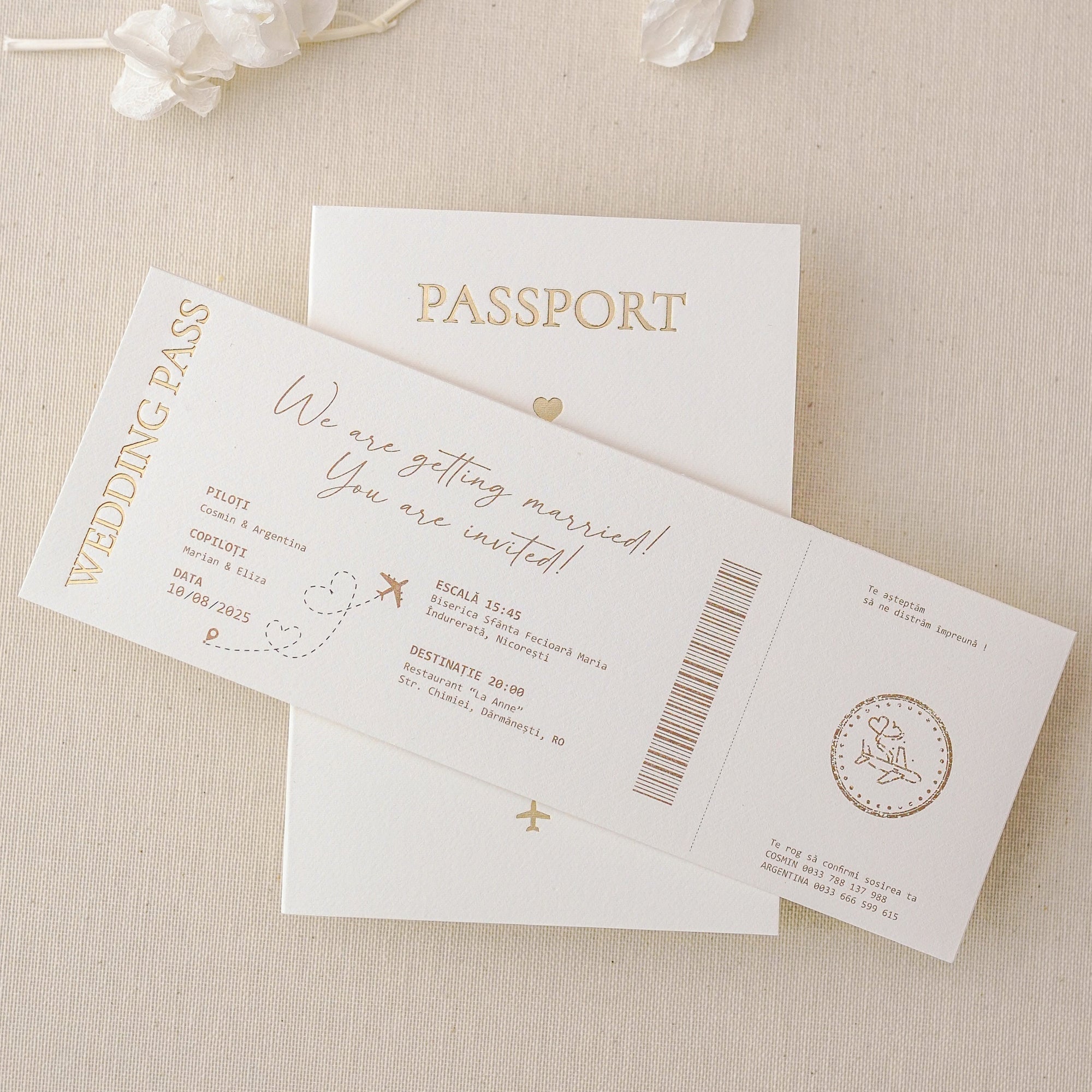 Invitație de nuntă tip pașaport și boarding pass, cu design travel ivory și text embosat auriu – model elegant carton texturat pentru nunți în destinații exotice