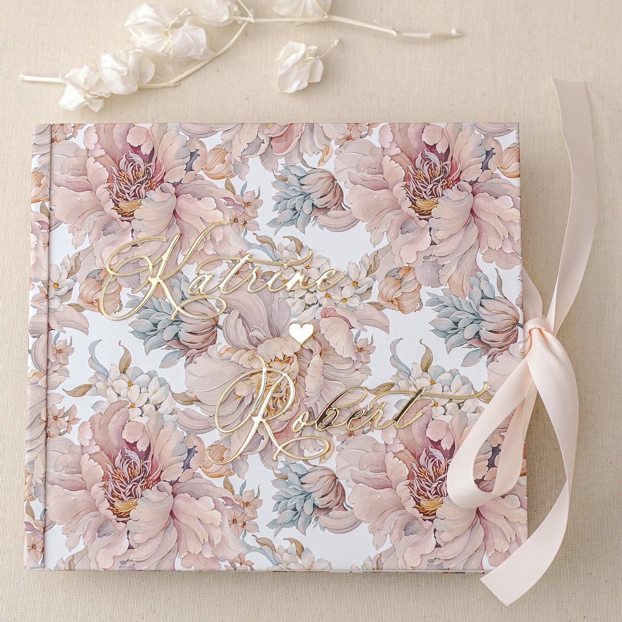 Guestbook nuntă floral, copertă acuarelă cu bujori în nuanțe pastel, nume mirilor litere plexiglas auriu și panglică din satin – design romantic Diandra Events