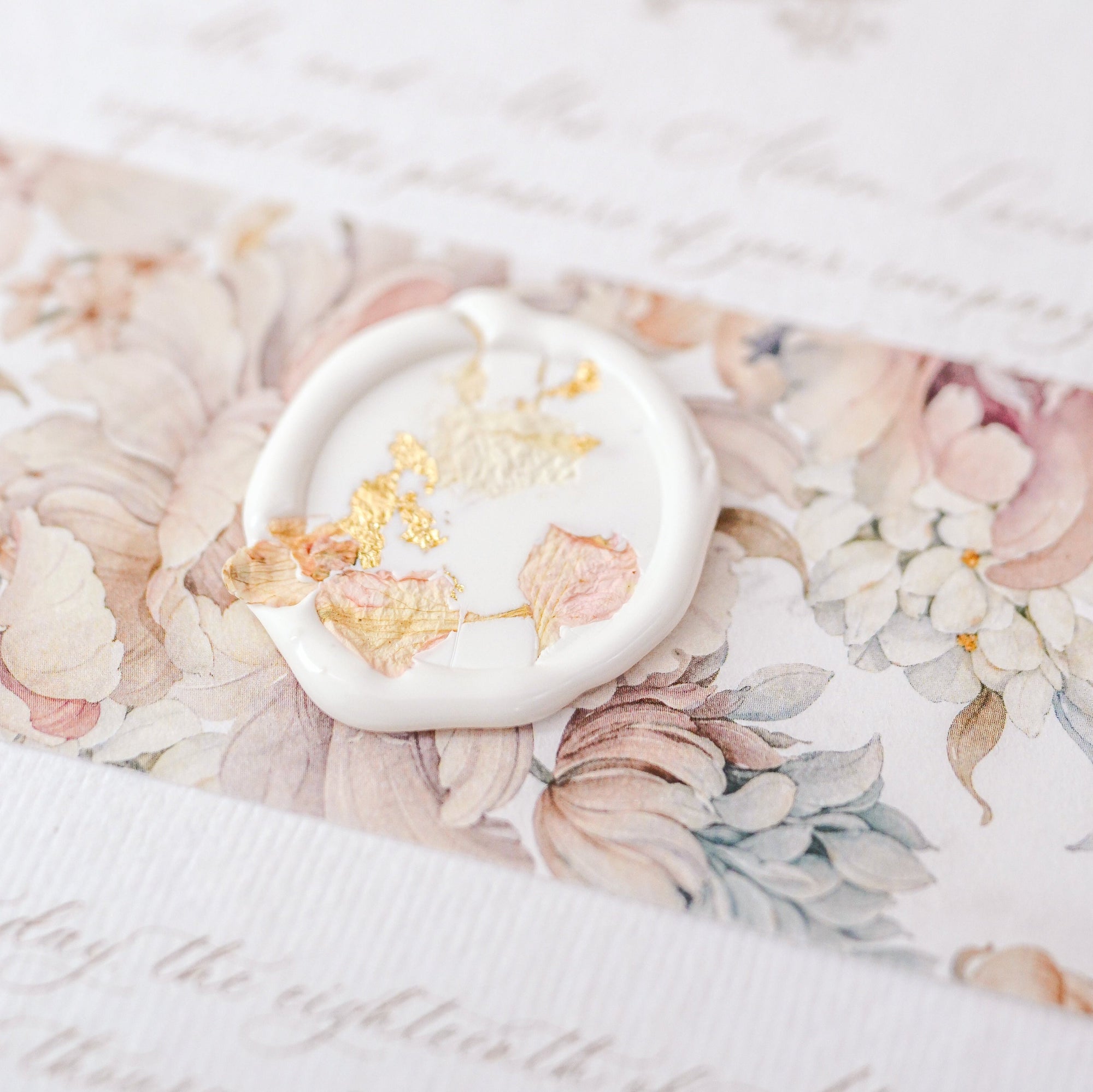 Sigiliu cu folie aurie pe invitație nuntă fine art, detalii de lux în papetărie personalizată – Diandra Events