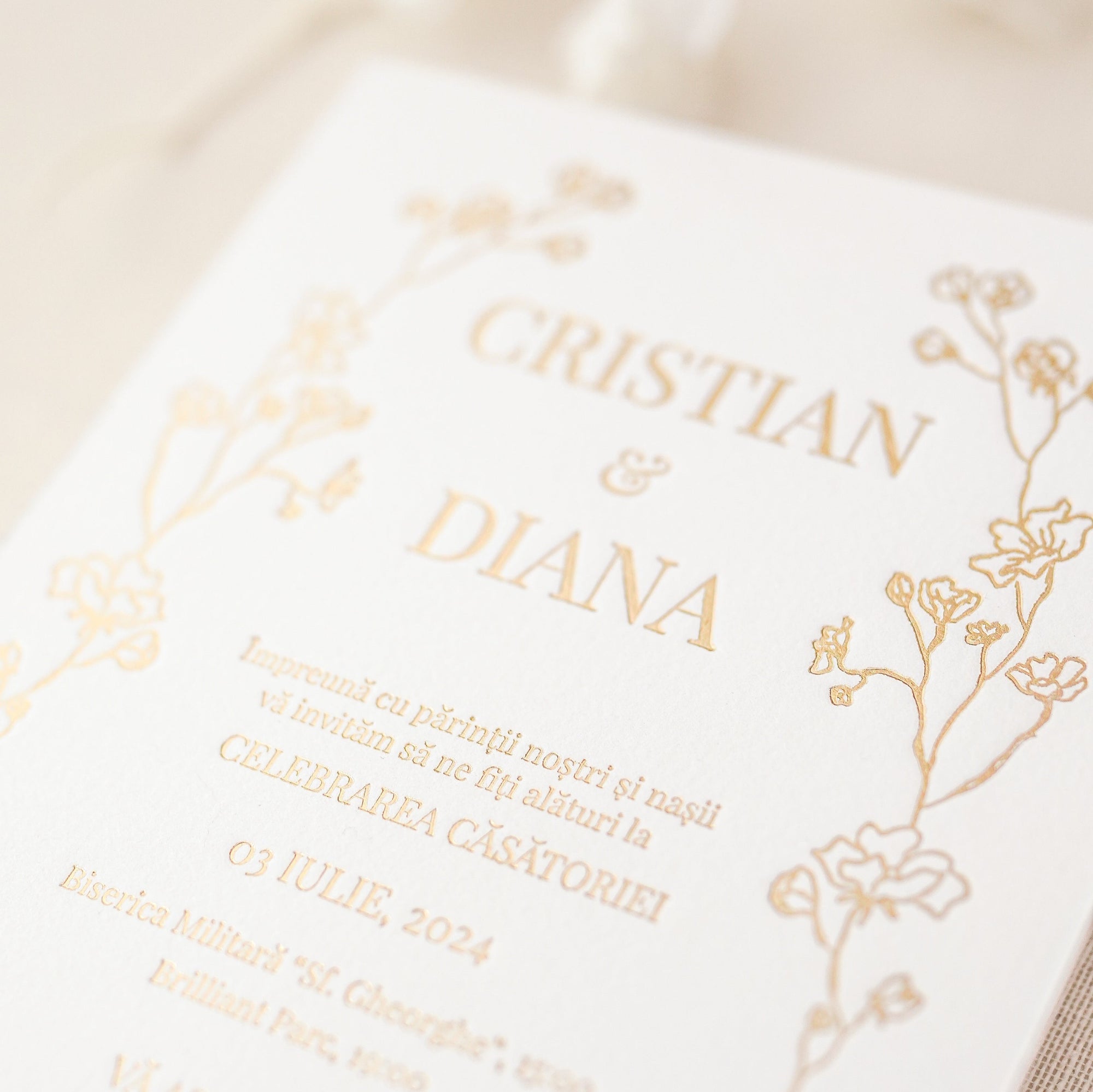 Invitații nuntă personalizate de lux pe hârtie handmade cu finisaj folio auriu premium – Diandra Events