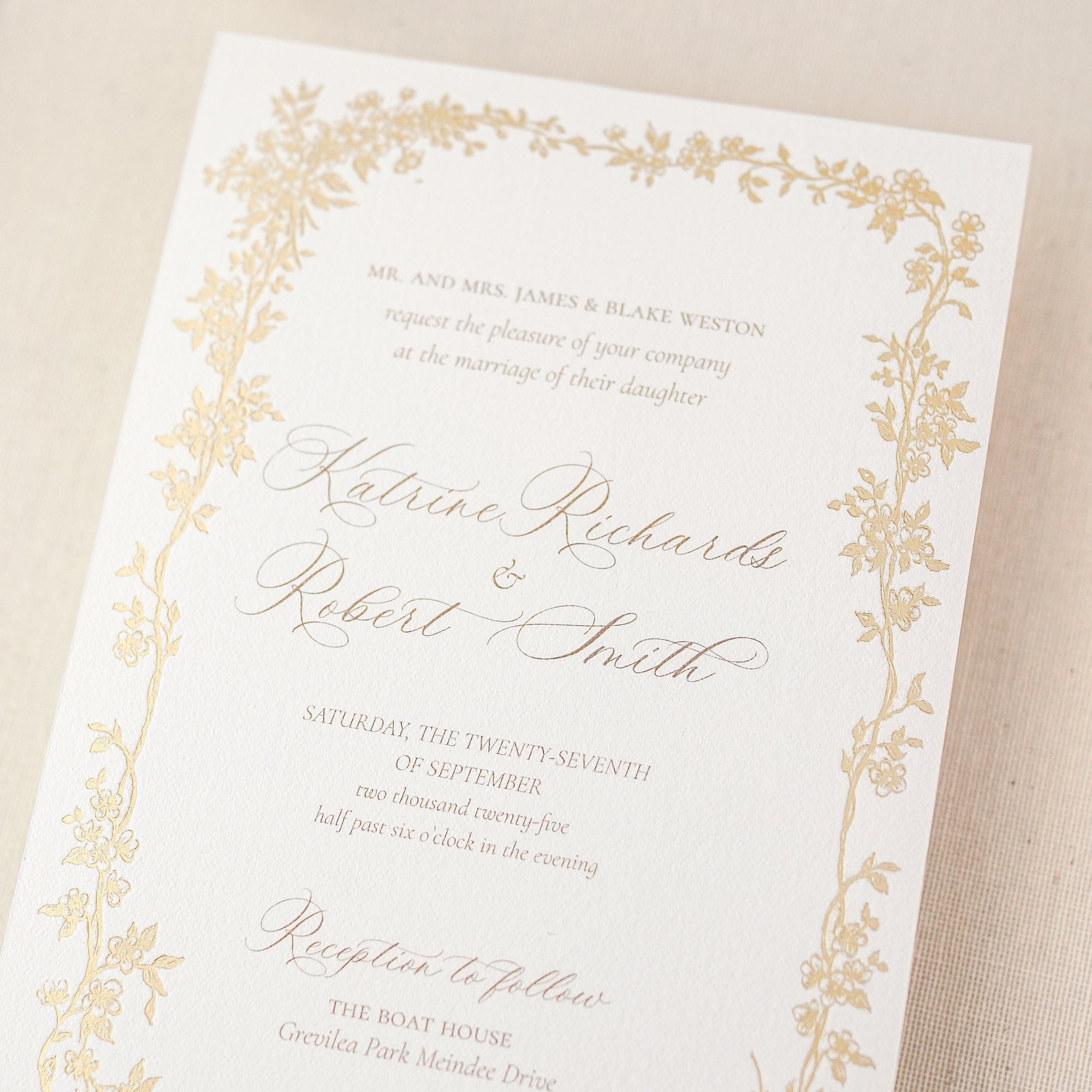 Invitație nuntă de lux aurie cu folio pe hârtie handmade personalizată – Diandra Events