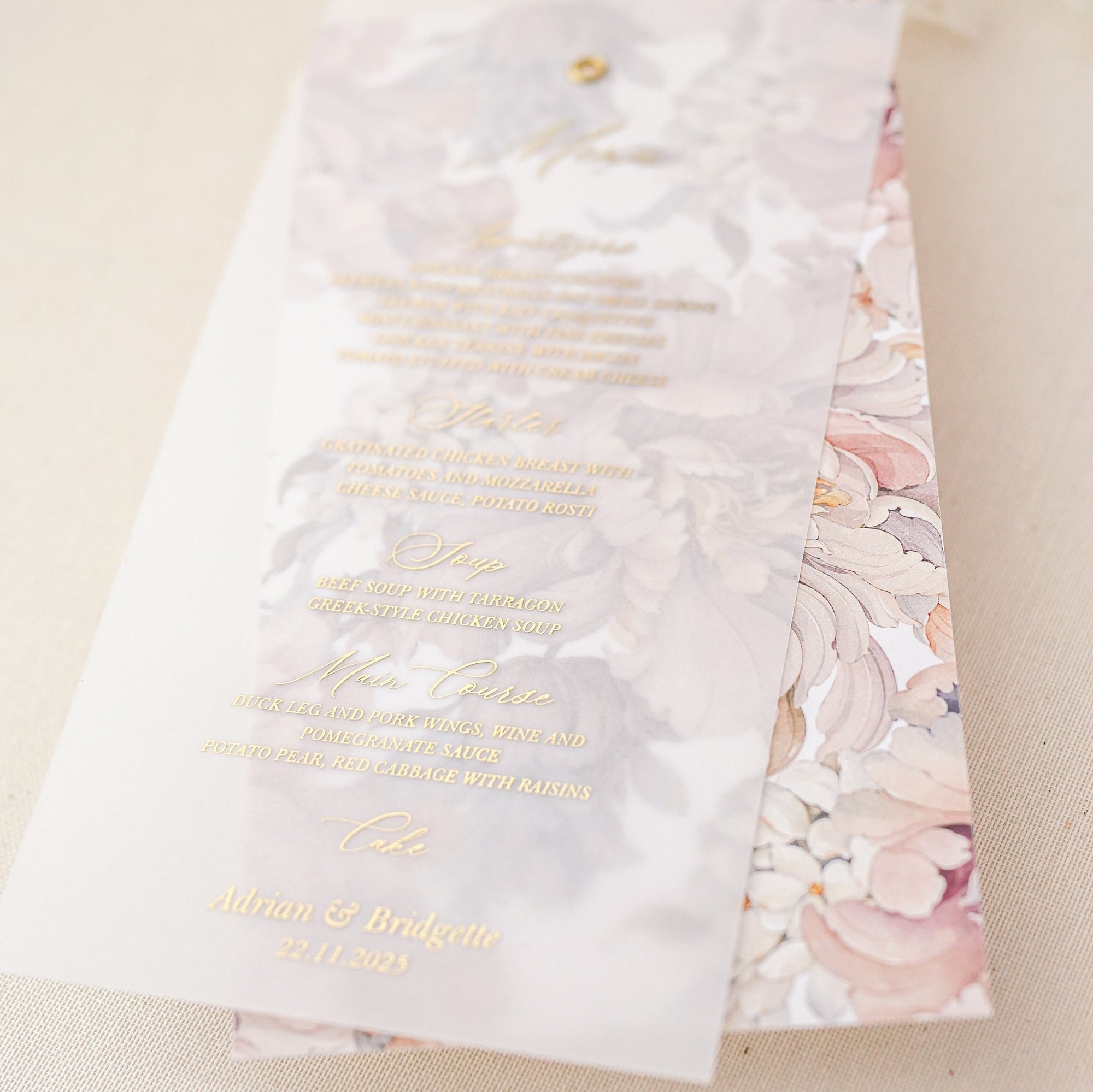 Meniu nuntă elegant pe hârtie vellum transparentă, cu fundal floral decorat cu bujori de lux – Diandra Events