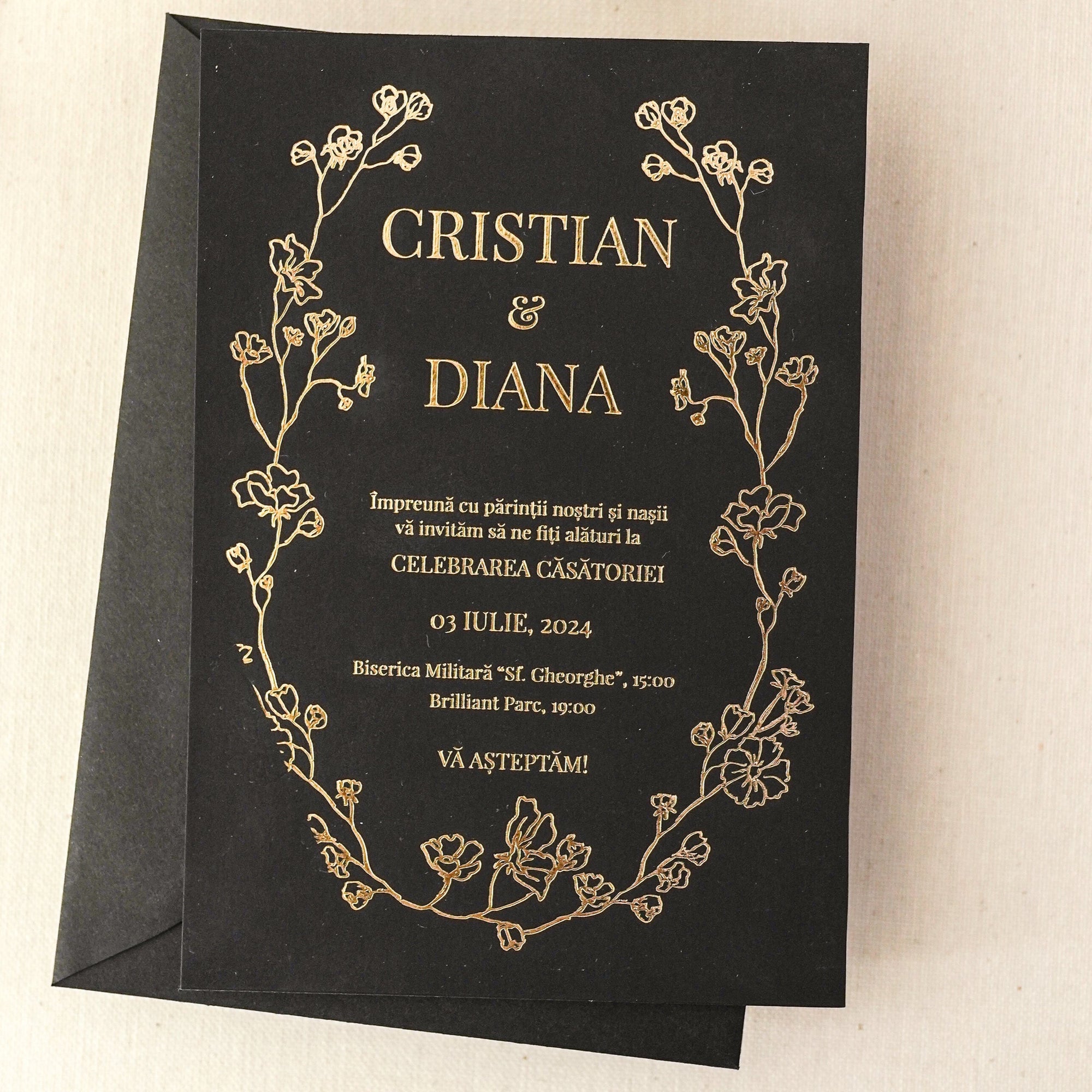 Invitație nuntă cu folio embosat auriu pe hârtie handmade neagră premium, design elegant de lux – Diandra Events