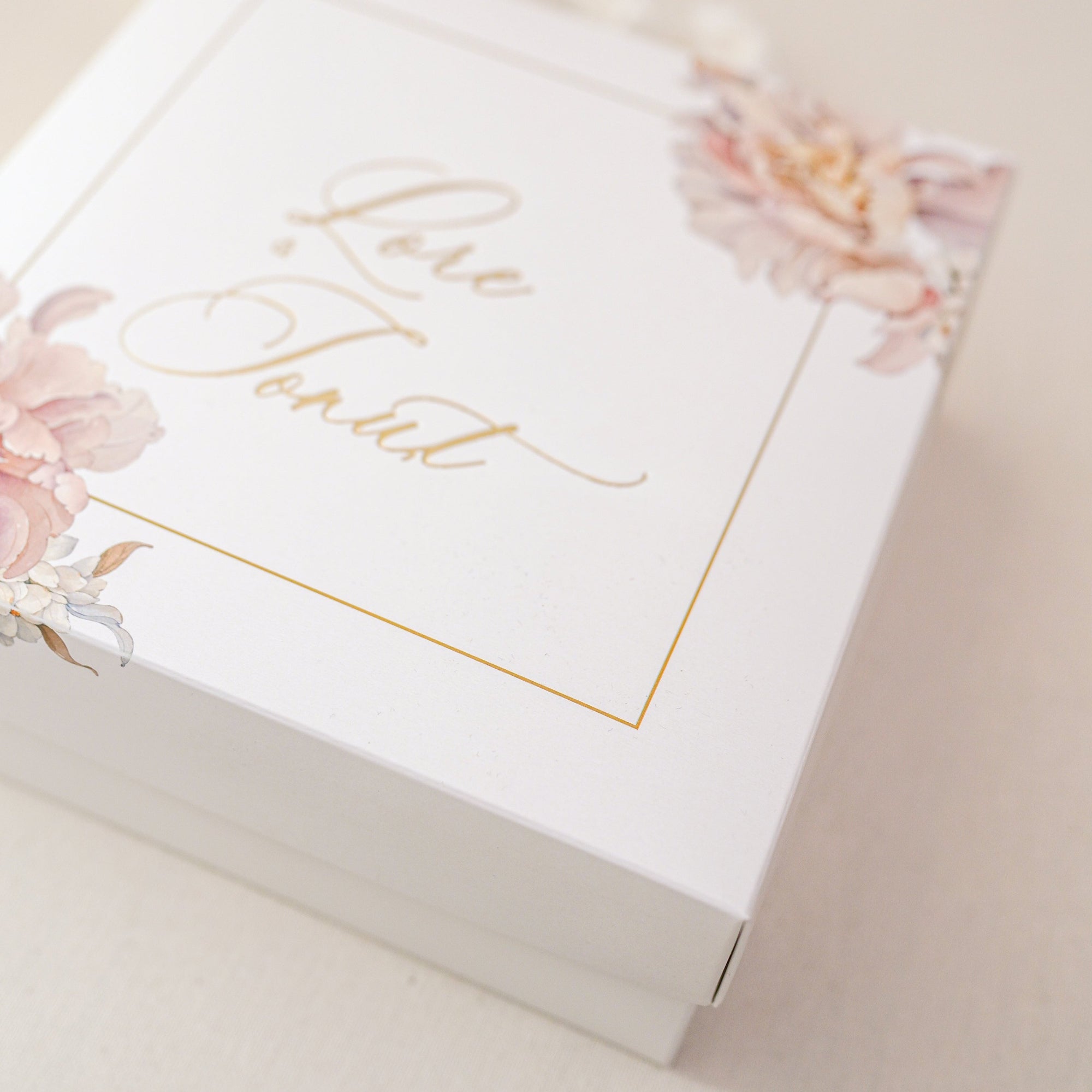 Cutie cadou elegant floral cu bujori personalizată pentru cadouri corporate și evenimente de lux – Diandra Events