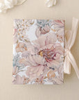 Carte jurăminte personalizată florală pentru nuntă elegantă, dimensiune 10x15 cm, design romantic, Diandra Events.
