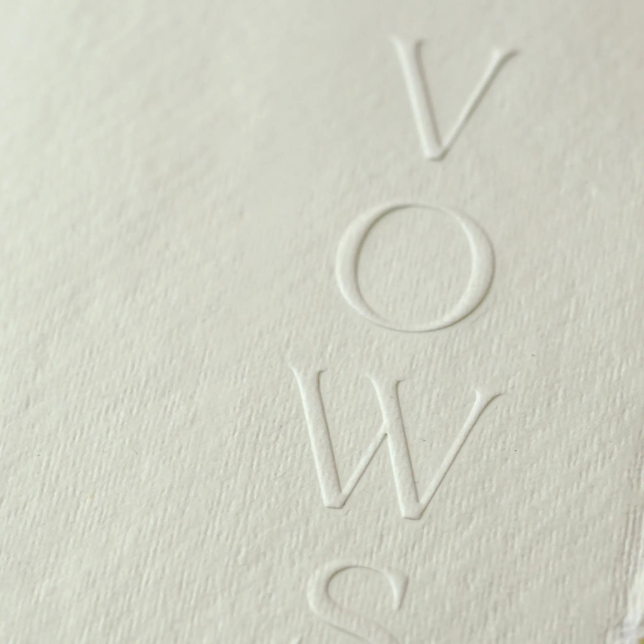 Carte jurăminte albă hârtie manuală texturată, copertă embosată, accesoriu elegant pentru vows la ceremonie