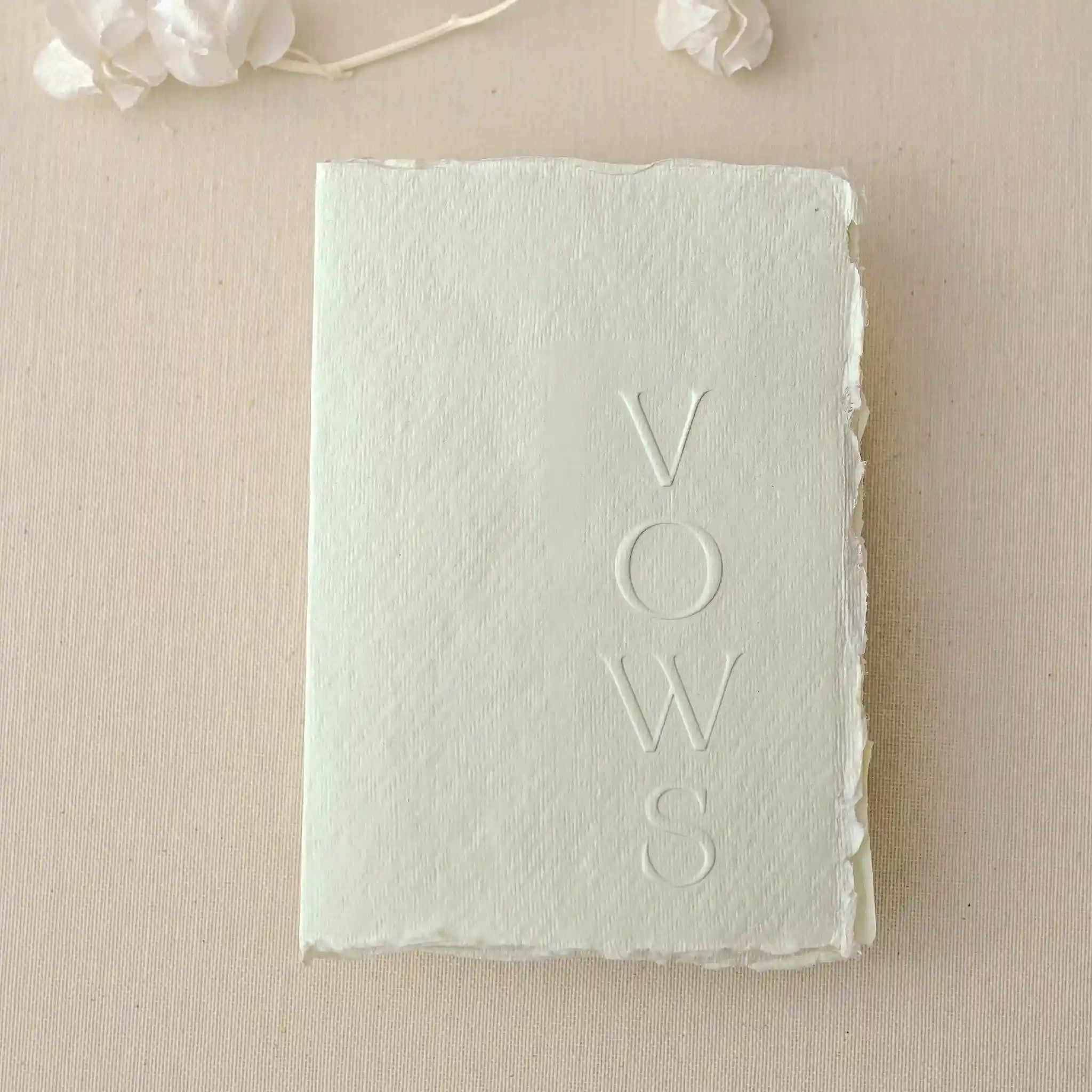 Carte jurăminte Vows albă din hârtie manuală embosată, handmade fine art 10×15 cm – Diandra Events