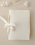 Carte jurăminte Vows albă cu panglică din mătase, hârtie manuală handmade, personalizată Diandra Events pentru nuntă elegantă