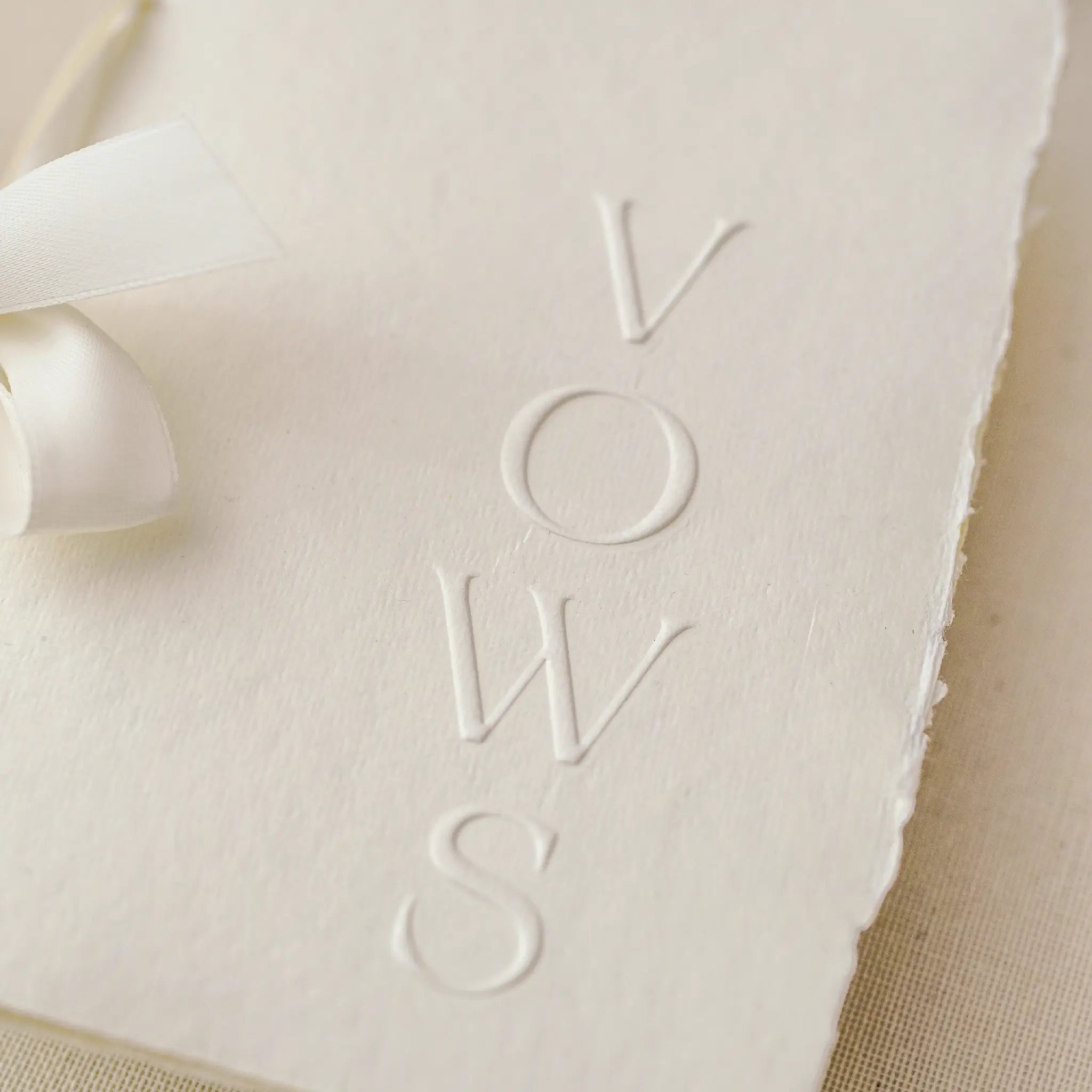 Carte jurăminte alb Vows design minimalist, hârtie manuală handmade, Diandra Events – jurăminte nuntă personalizate