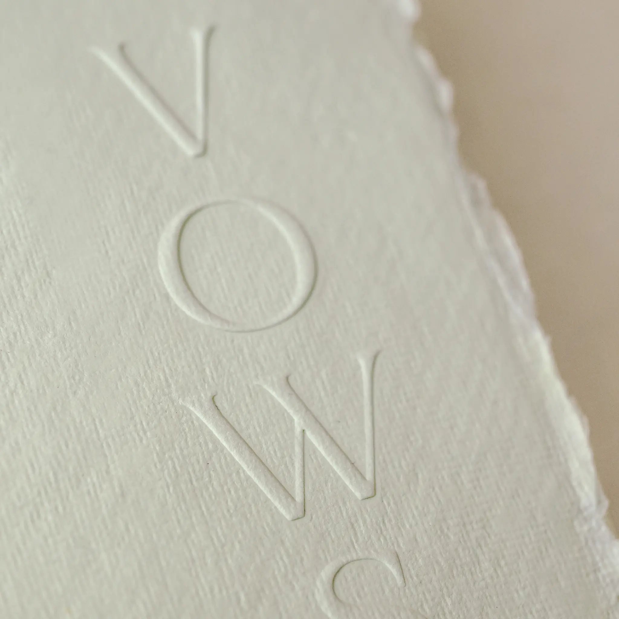 Carte jurăminte albă din hârtie manuală embosată, realizată handmade, papetărie fine art pentru vows personalizate