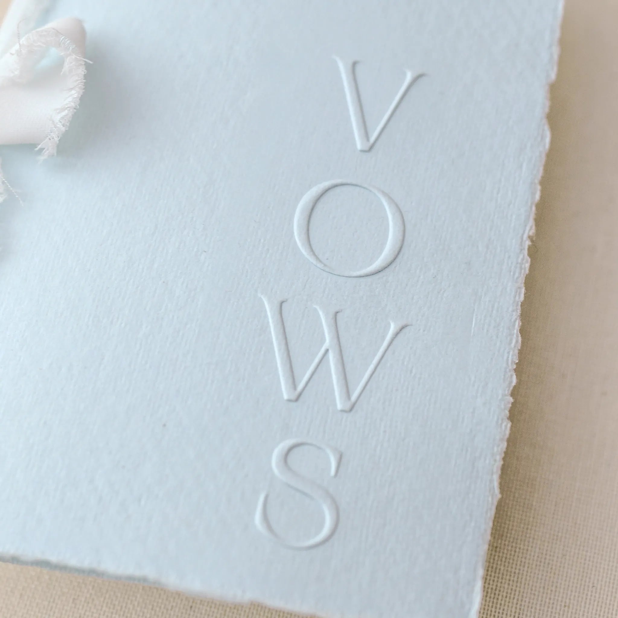 Carte jurăminte Vows din hârtie manuală albastru deschis, embosată, accesoriu handmade pentru ceremonii de nuntă elegante