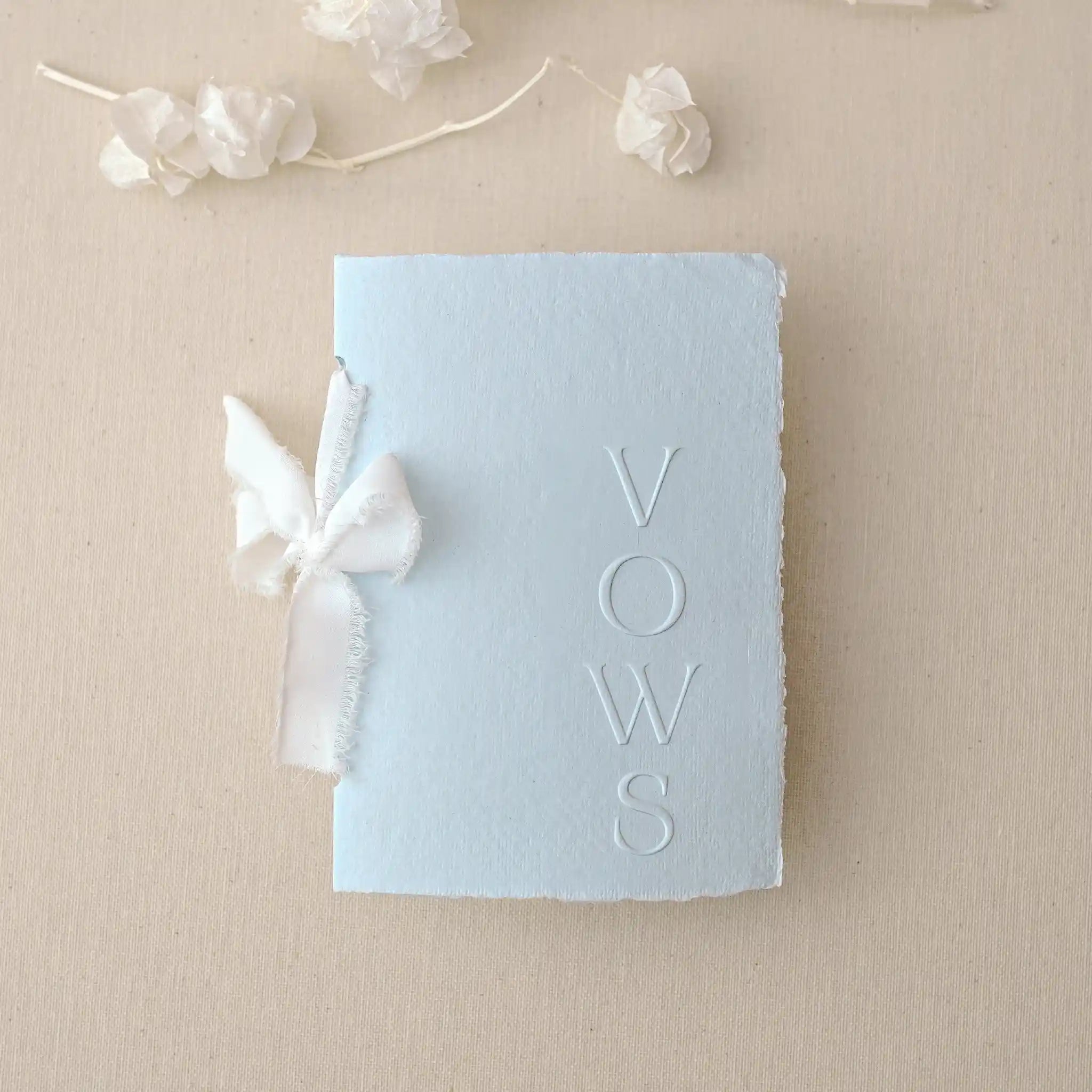 Carte jurăminte Vows albastru deschis din hârtie manuală embosată, handmade, dimensiune 10×15 cm, accesoriu fine art Diandra Events