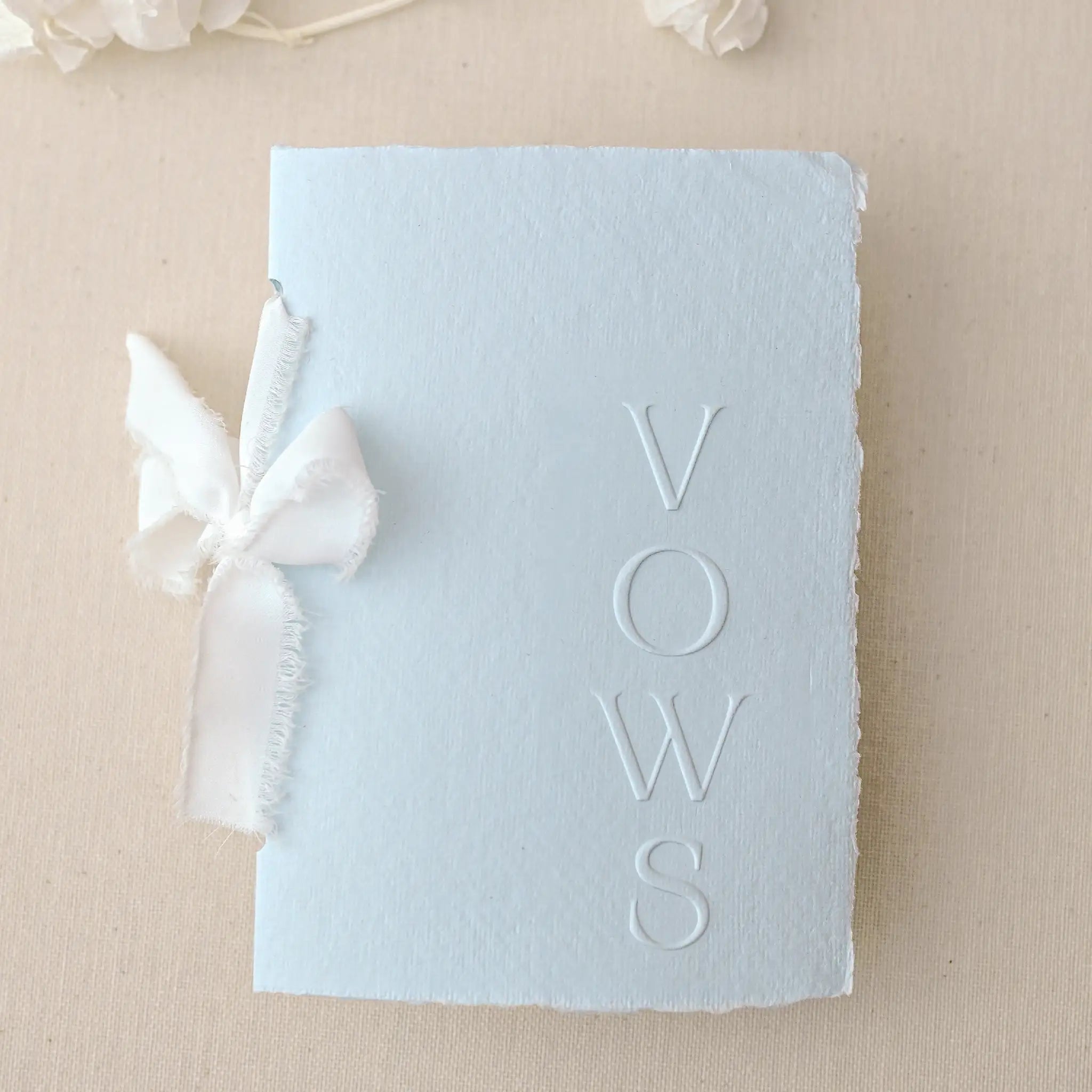 Carte jurăminte Vows albastru deschis, realizată manual pe hârtie embosată, produs handmade fine art 10×15 cm de la Diandra Events