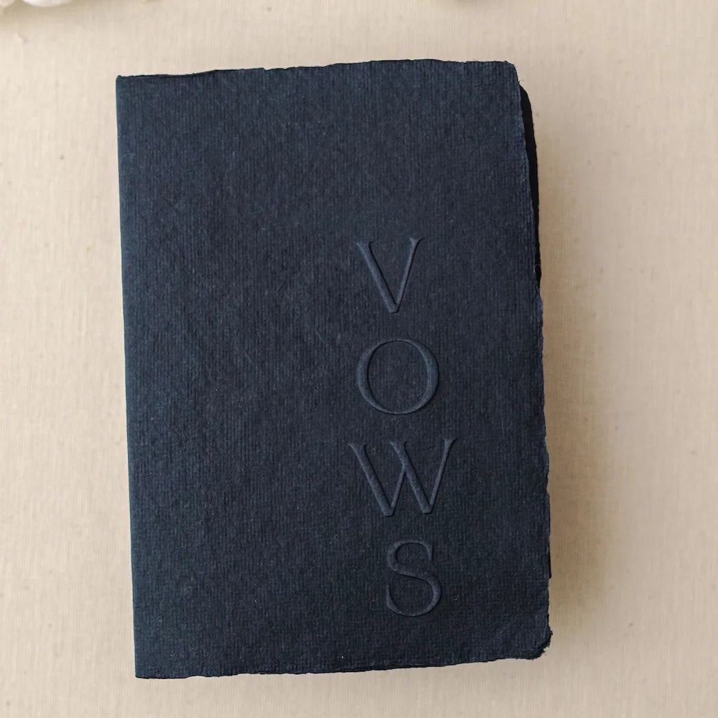 Carte jurăminte Vows bleumarin din hârtie manuală embosată, handmade, 10×15 cm, accesoriu fine art elegant pentru ceremonie de nuntă