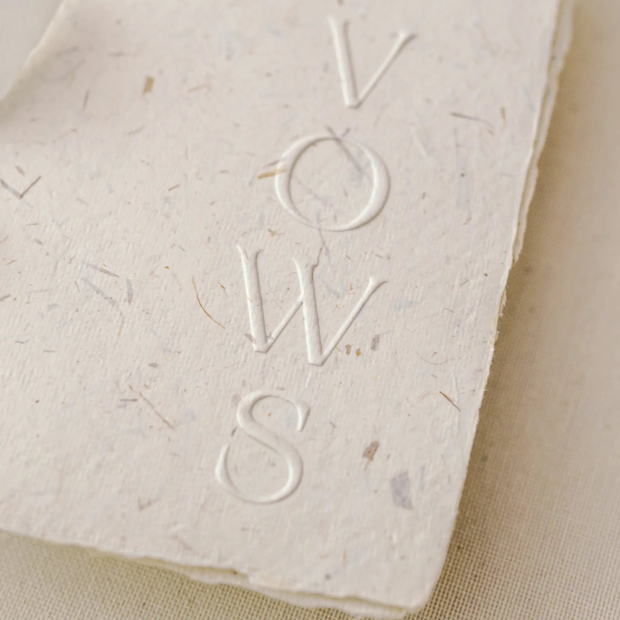 Carte Vows jurăminte hârtie manuală fine art, alb texturat cu detalii embosate elegante, realizată handmade de Diandra Events.
