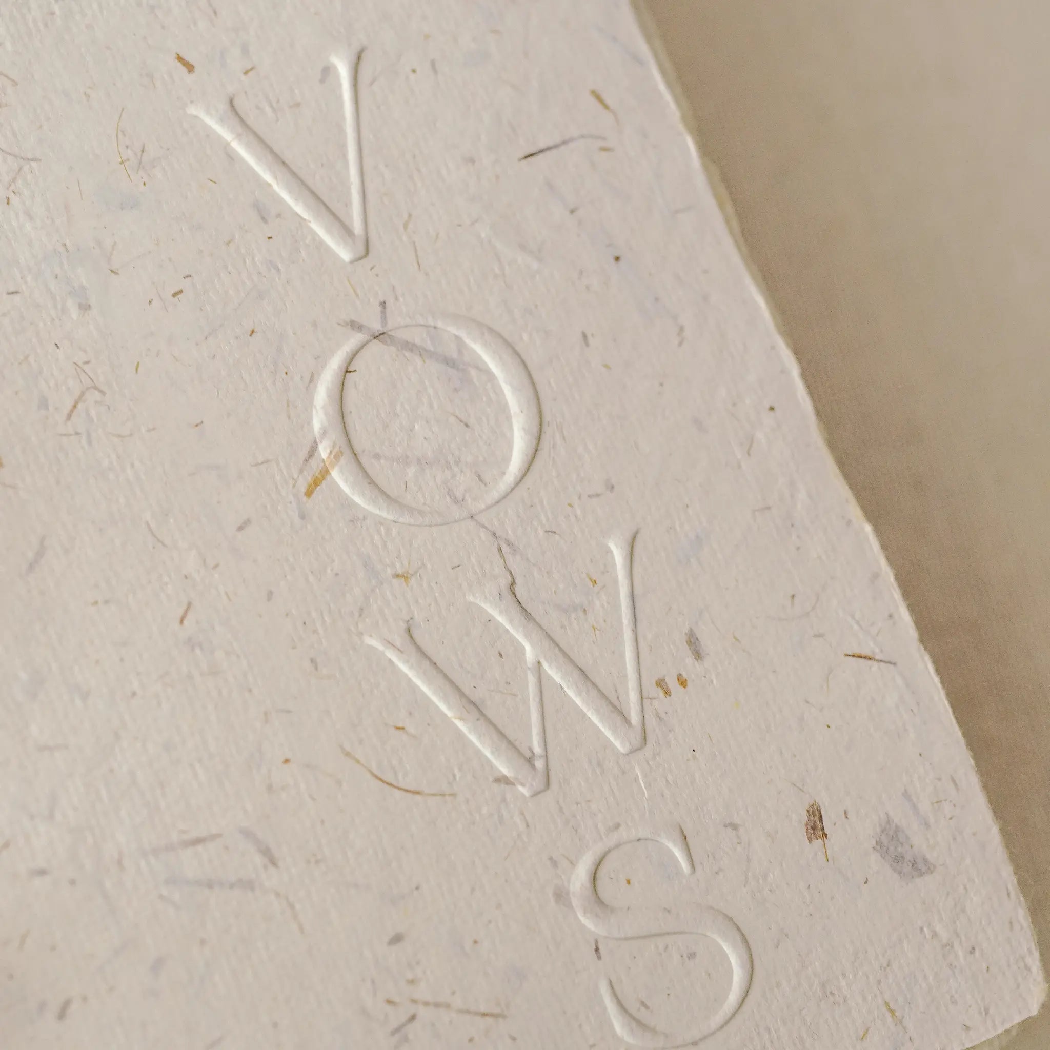  Vows Carte jurăminte hârtie manuală fine art, albă cu detalii pe copertă embosată, artizanală și personalizată de Diandra Events