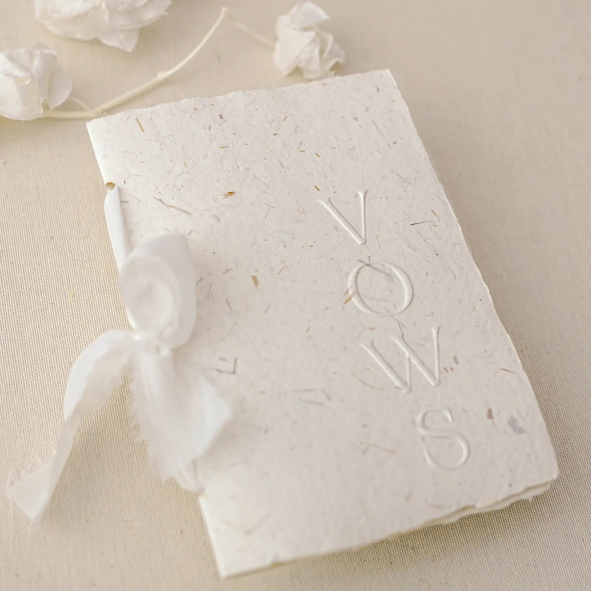 Carte jurăminte hârtie manuală Vows fine art, alb natural cu detalii unice embosate, realizată artizanal handmade de Diandra Events