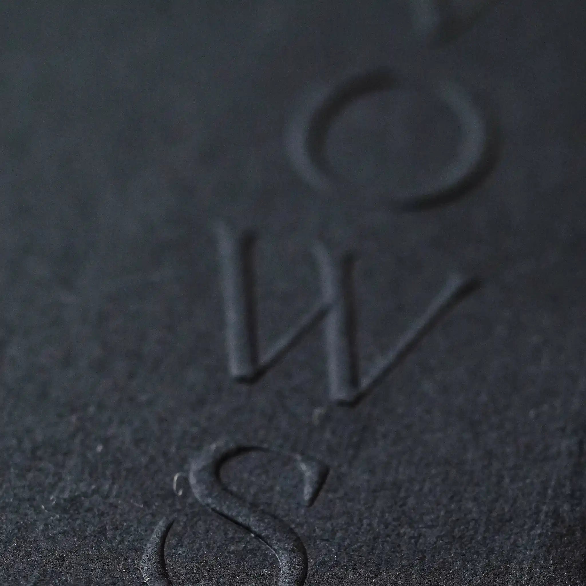 Detaliu apropiat carte jurăminte Vows handmade negru pe hârtie manuală, Diandra Events – jurăminte nuntă personalizate, mână făcută România.