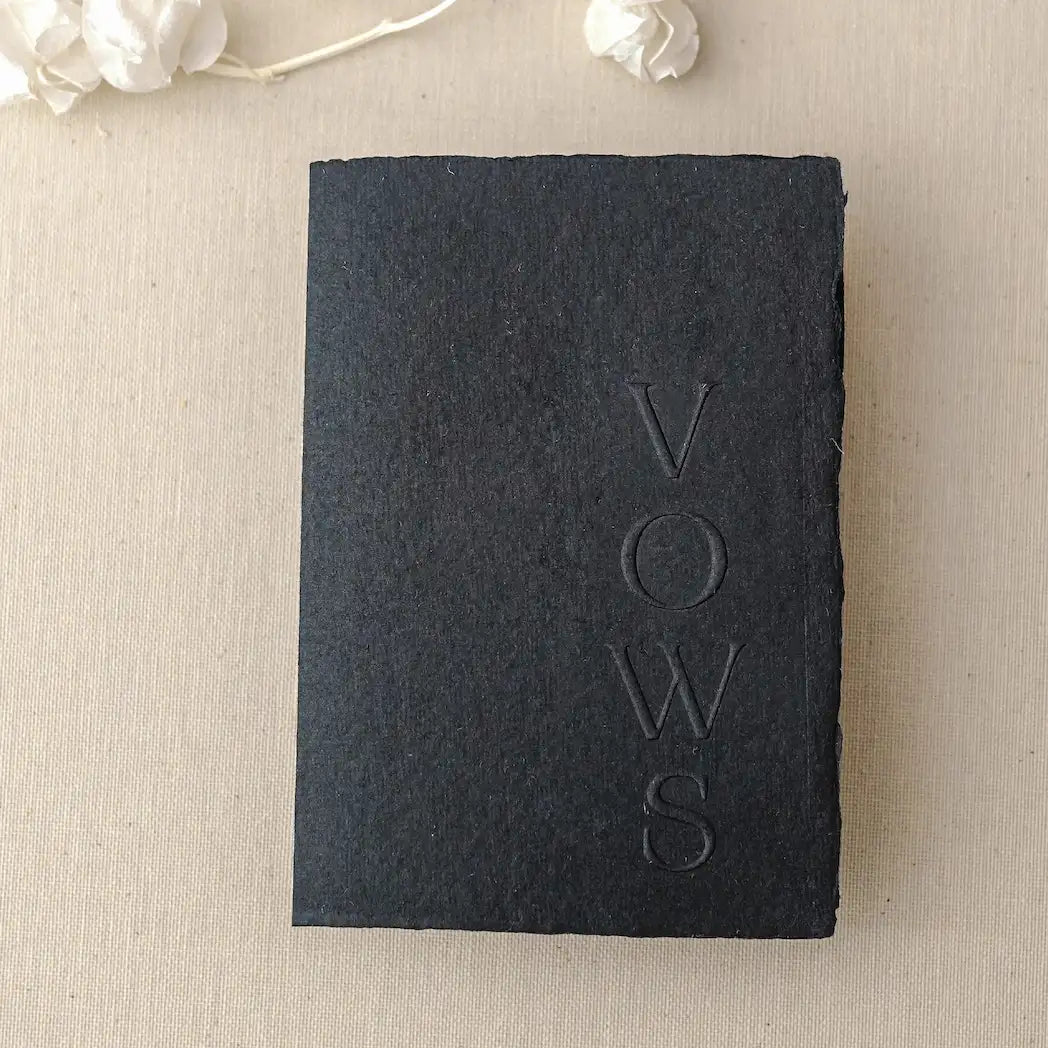 Carte jurăminte Vows nuntă negru cu copertă texturată, realizată handmade pe hârtie manuală, personalizată Diandra Events – jurăminte pe hârtie, carte artizanală, nuntă elegantă.