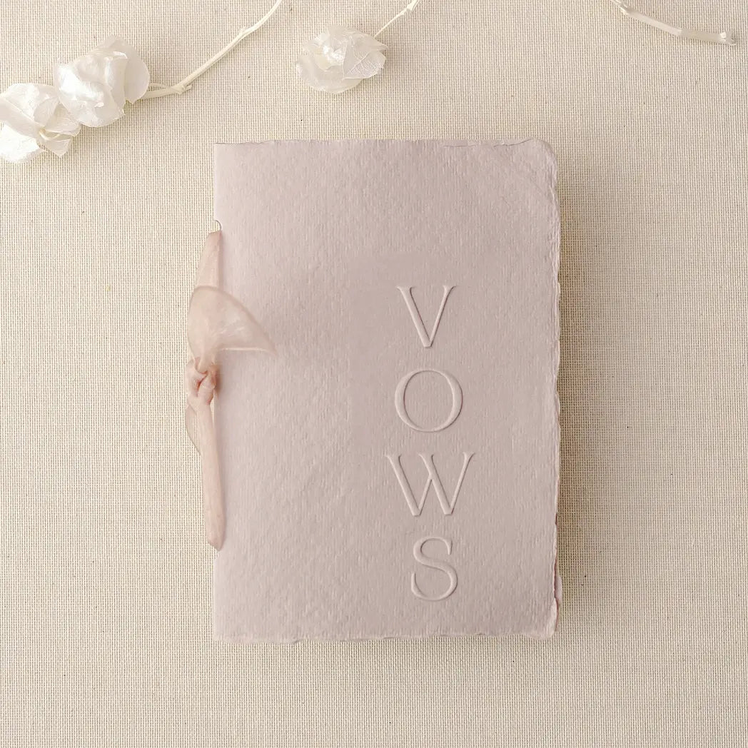 Carte jurăminte Vows roz pudră cu panglică, hârtie manuală handmade, personalizată pentru nuntă, Diandra Events.