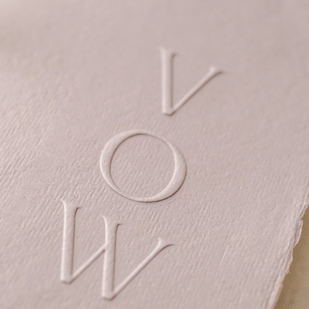 Detaliu textură carte jurăminte Vows roz pudră handmade pe hârtie manuală artizanală, Diandra Events