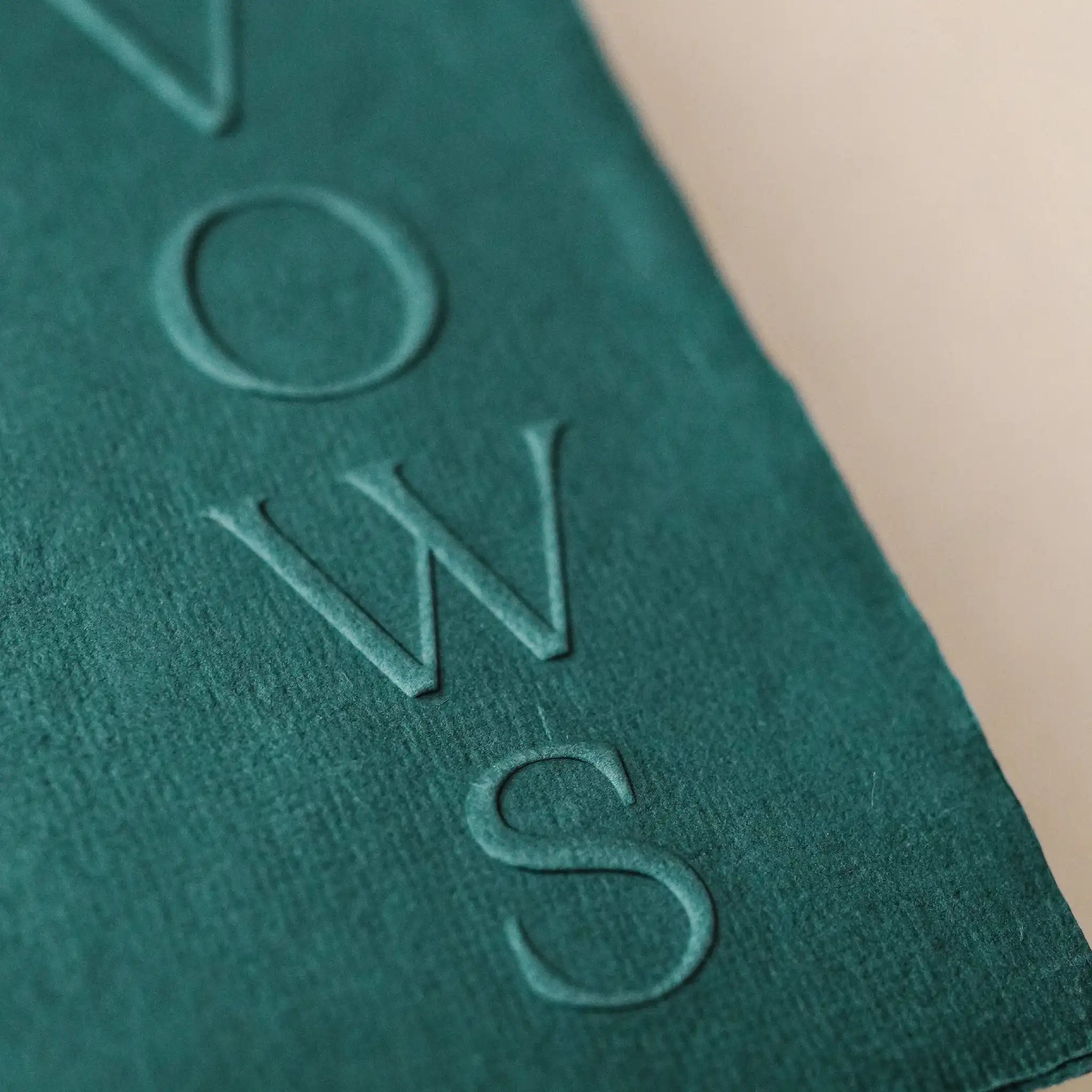 Detaliu textură carte jurăminte Vows verde handmade hârtie manuală, personalizată Diandra Events