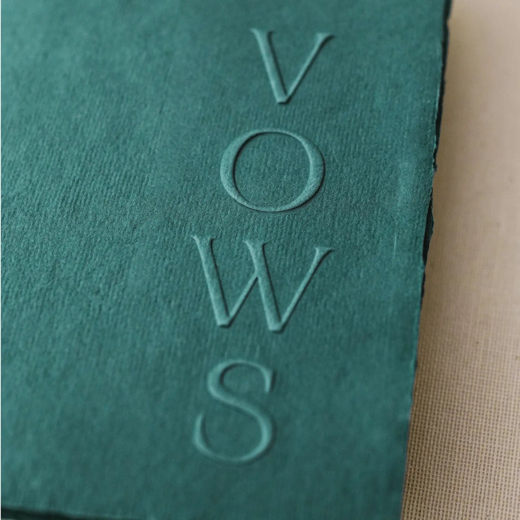 Carte jurăminte verde pentru nuntă elegantă, hârtie manuală handmade, Diandra Events