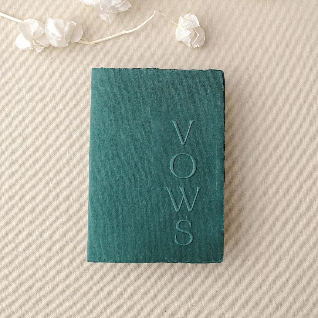 Carte jurăminte Vows verde ton natural, hârtie manuală handmade, Diandra Events – carte artizanală nuntă personalizată