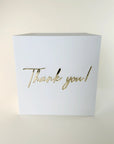 Cutie dar nuntă din plexiglas alb cu text 3D auriu „Thank you!”, design elegant, unică folosință – Diandra Events.