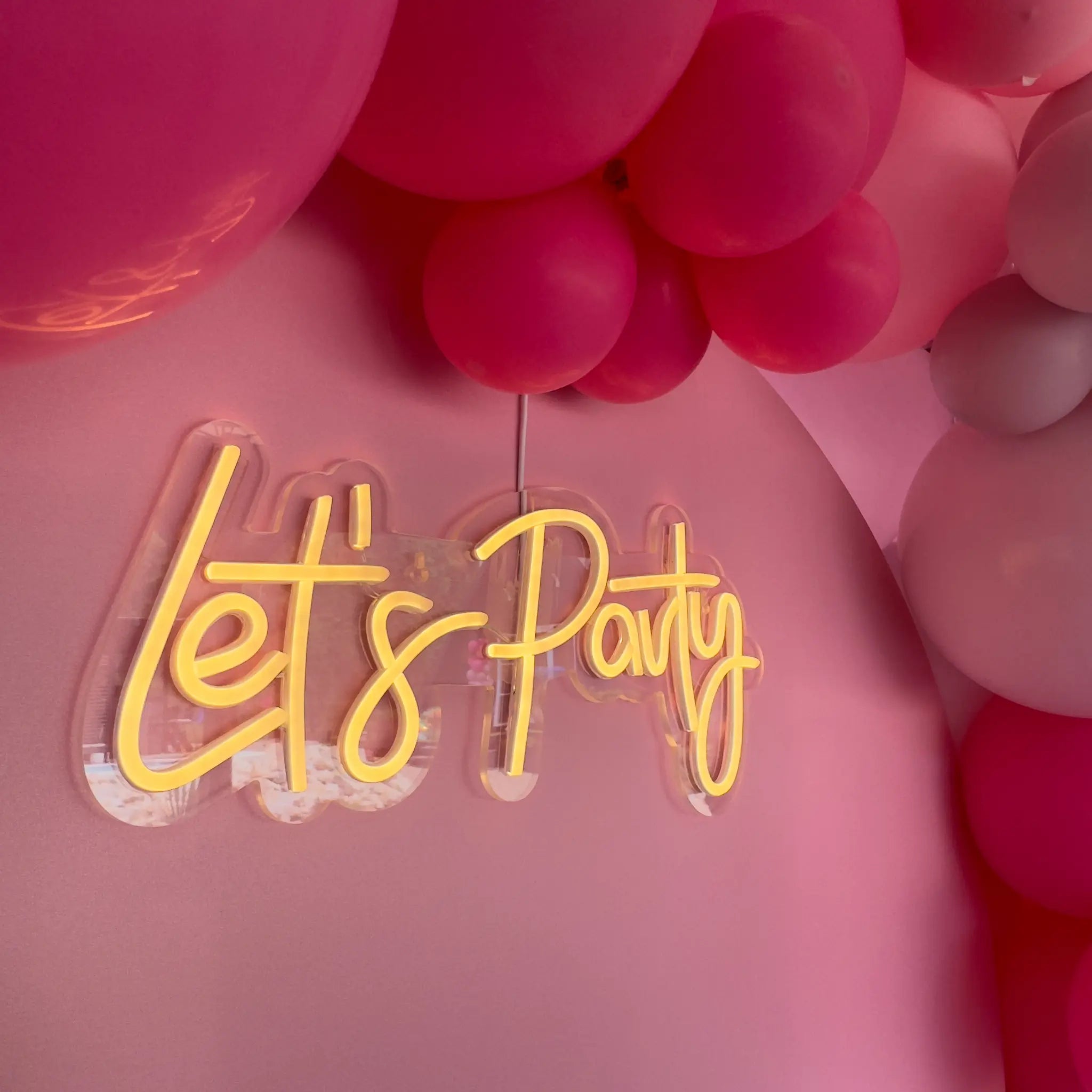 Semn luminos personalizat LED Let’s Party pentru decor modern la evenimente – Diandra Events