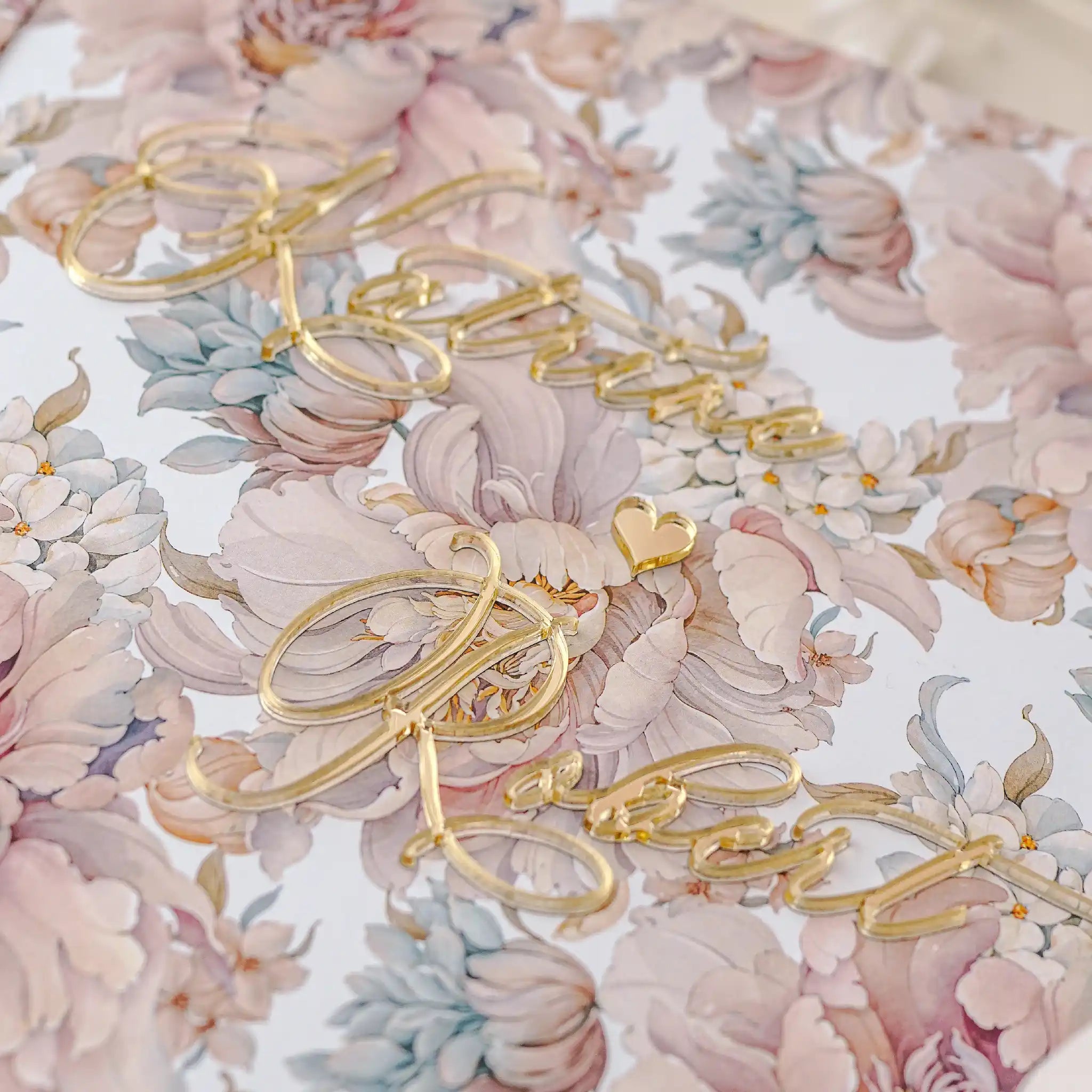 Guest book de nuntă personalizat cu nume și dată, decor floral pastelat și detalii din acril auriu.