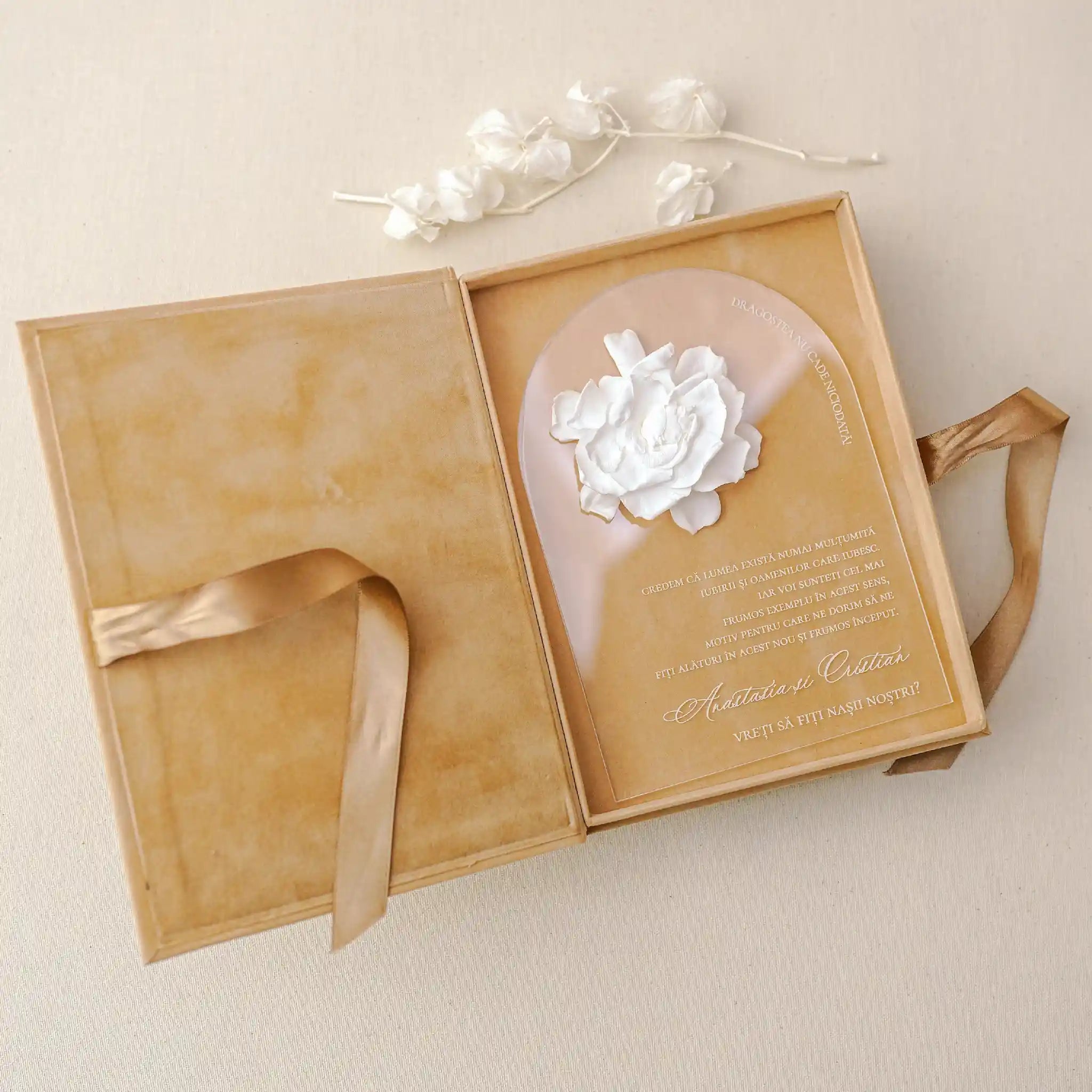 Invitație personalizată pentru nași, realizată din plexiglas transparent cu floare chiroginată și cutie catifea, design elegant și exclusivist
