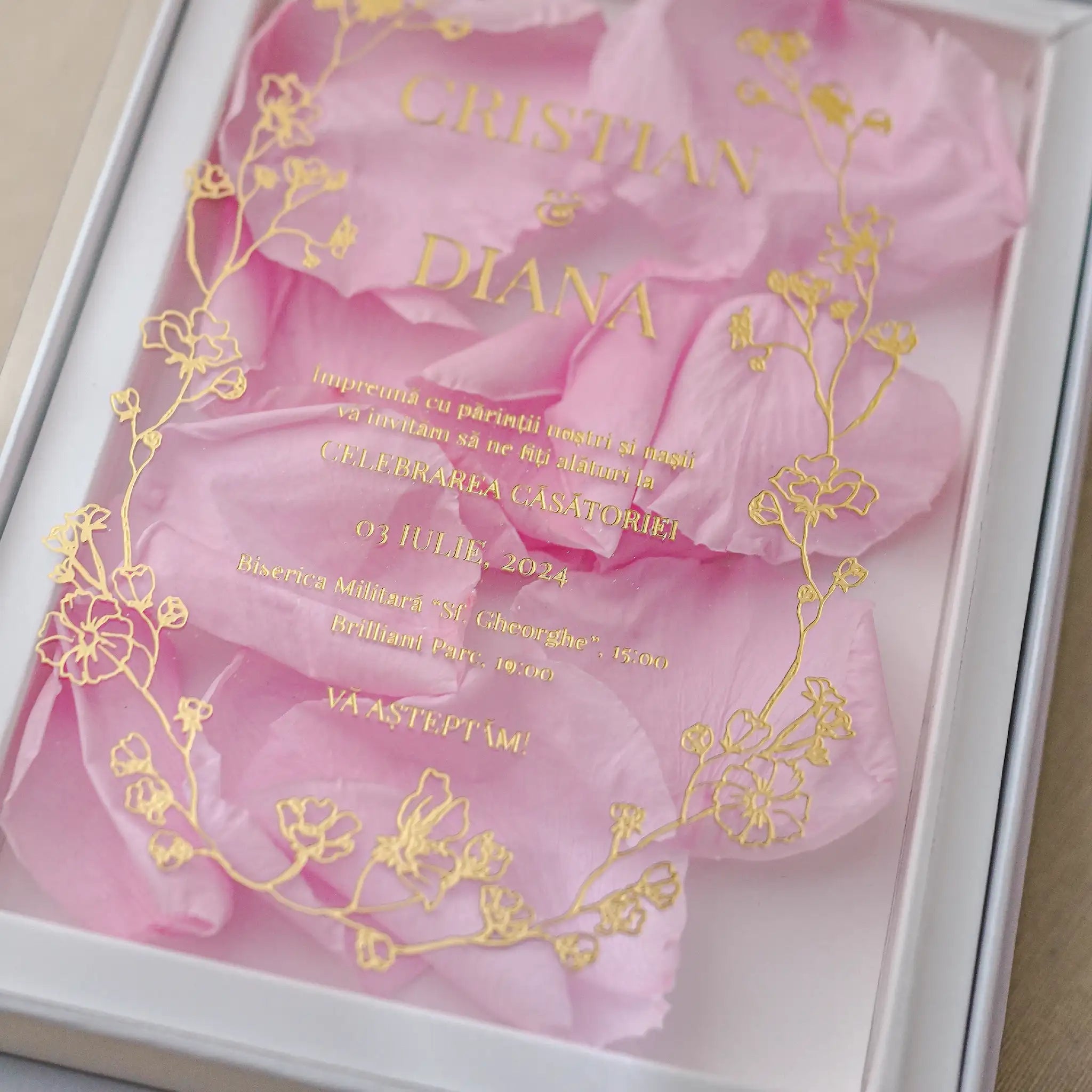 Invitație nași acrilică personalizată, design floral auriu pe plexiglas și cutie albă elegantă pentru prezentare