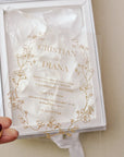 Invitație nași acrilică plexiglas cu flori aurii, petale albe și cutie albă elegantă cu fundă satinată