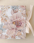 Carte de jurăminte cu design floral delicat, accesoriu personalizat pentru miri, nuntă elegantă, dimensiune practică 10x15 cm