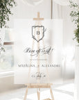 Panou acrilic frosted elegant pentru nunta, mesaj Bine ați venit, decorat cu flori albe și frunze verzi, fundal minimalist cu lumină naturală, Diandra Events