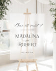 Panou bun venit nuntă acrilic plexiglas frosted, semn-bun-venit elegant decorat cu flori albe și verdeață, stil minimalist, Diandra Events