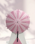 Accesoriu premium de petrecere – roata provocărilor pentru burlăcite, cu design elegant și provocări amuzante pentru grupul de prietene.