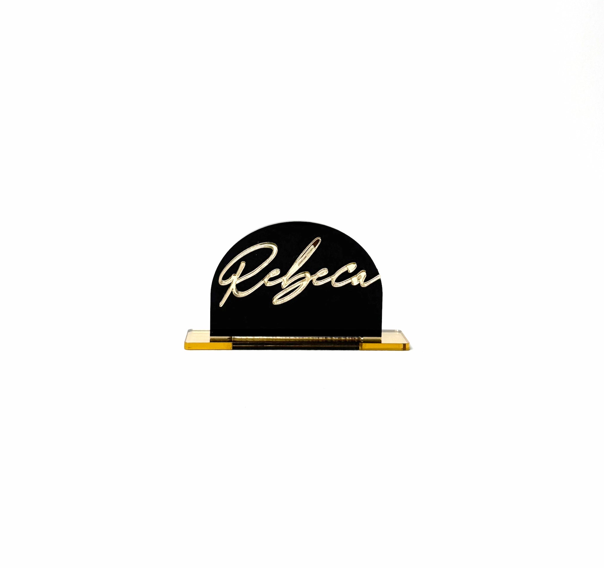 placuta masa eleganta personalizata din plexiglas negru cu litere aurii