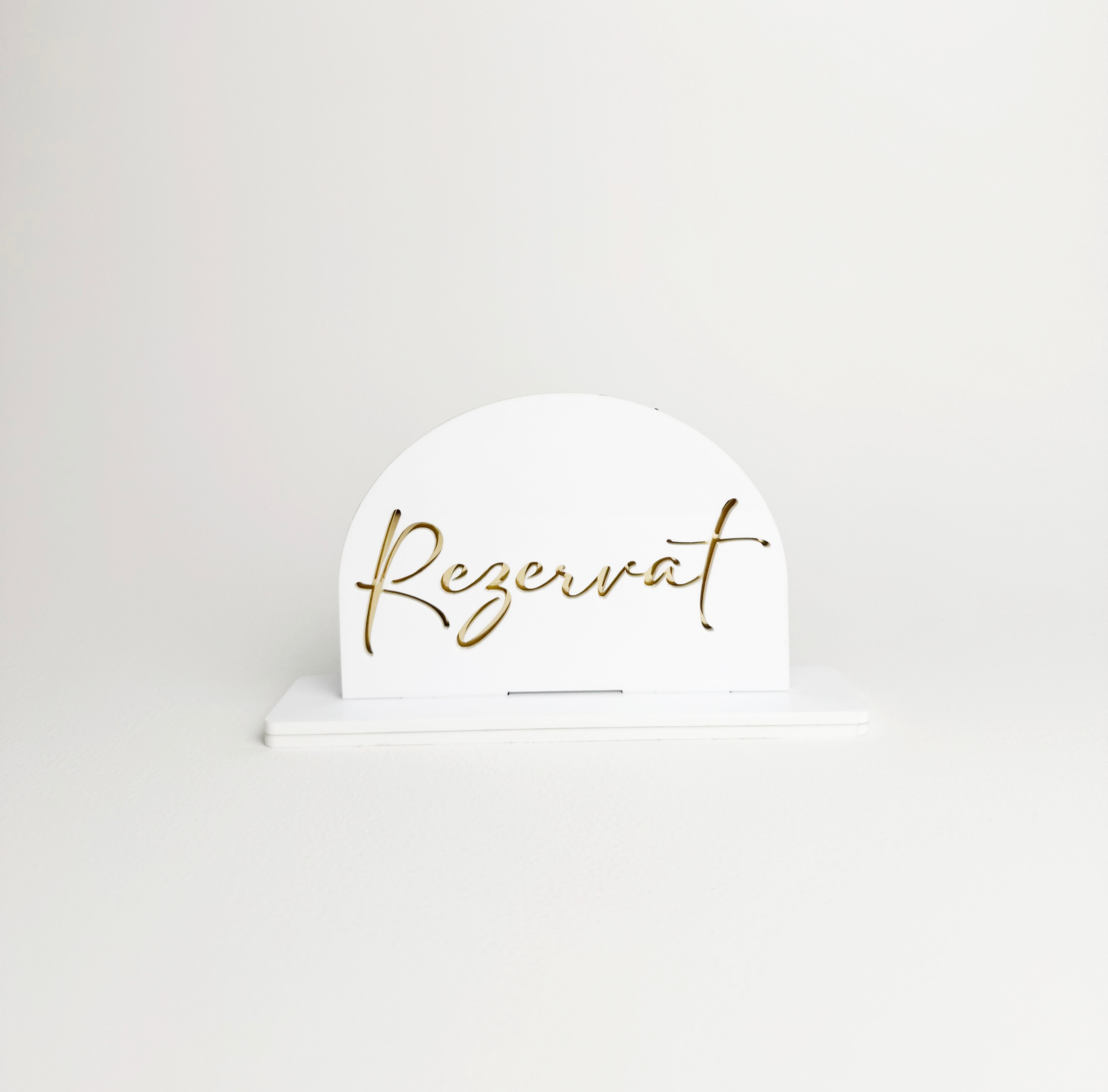 placuta rezervat eleganta din plexiglas alb cu text auriu pentru nunta si botez
